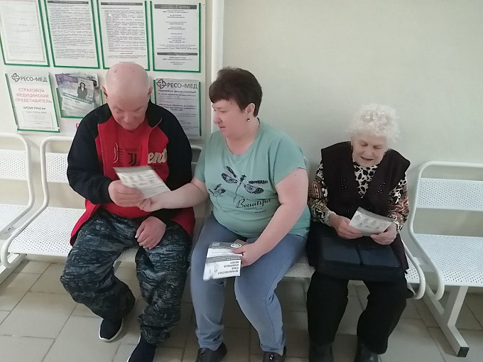 Специалист по социальной работе раздаёт памятки о профилактике заболеваний