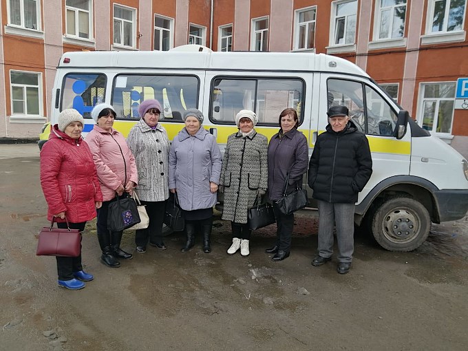 Пожилые люди рядом с автомобилем мобильной бригады